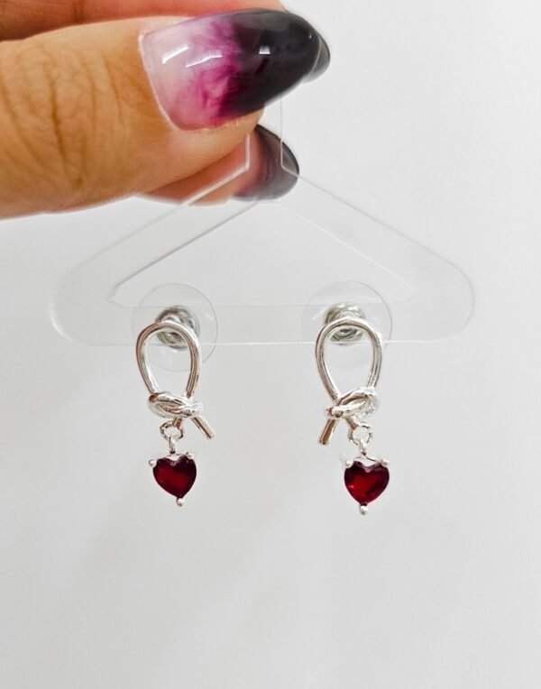 Aros corazón rojo enre