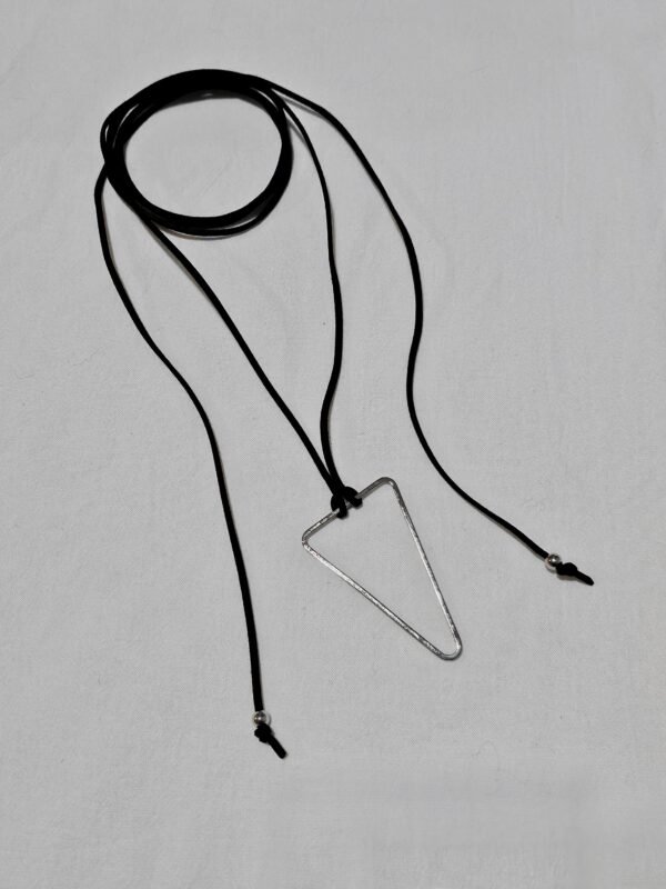 Chocker negro triángulo