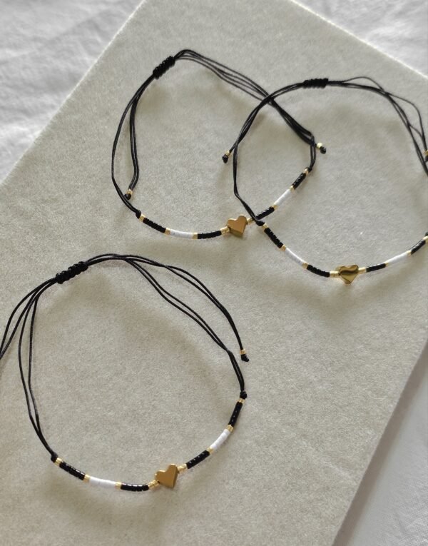 Pulsera hilo negro corazón