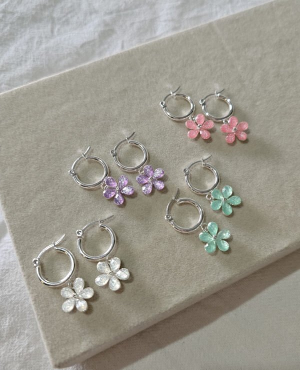 Argollitas flor brilli (4 colores)