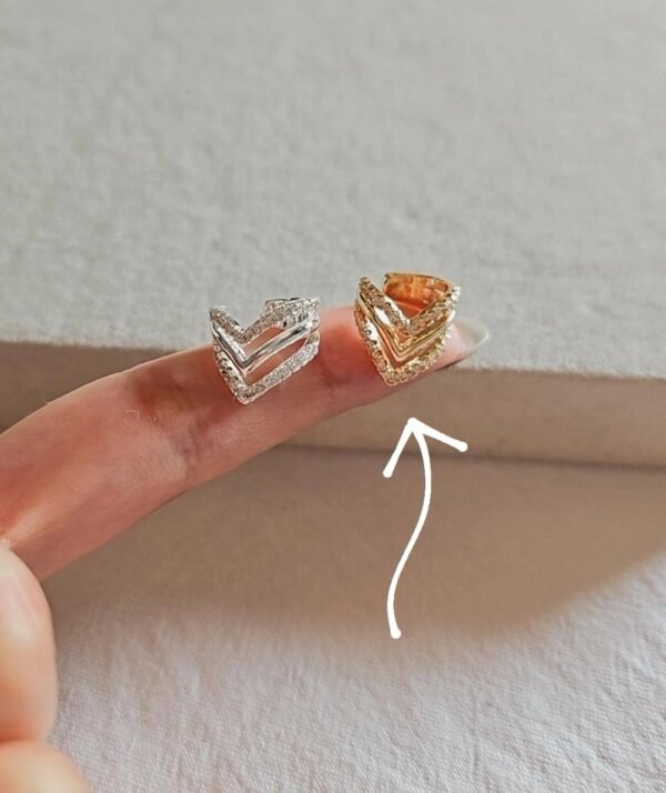 Cuff en V shine acero dorado
