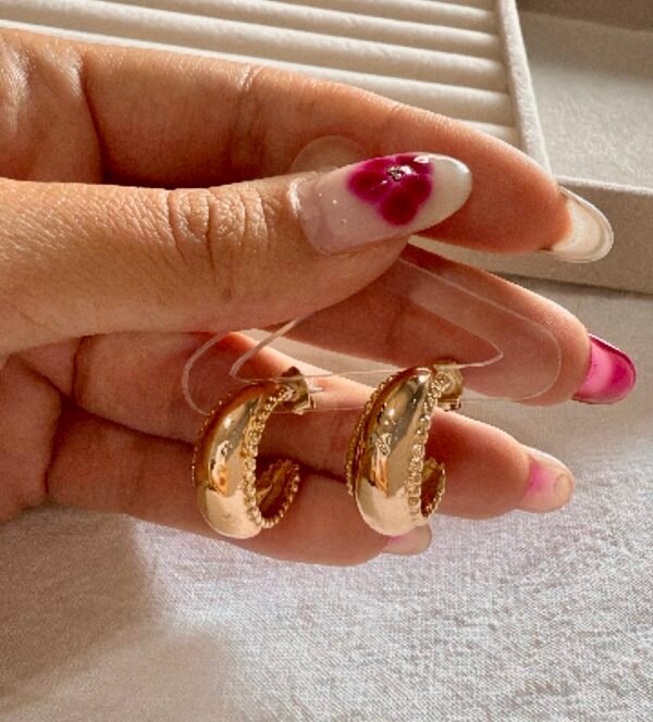 Semi argollas puntitos acero dorado