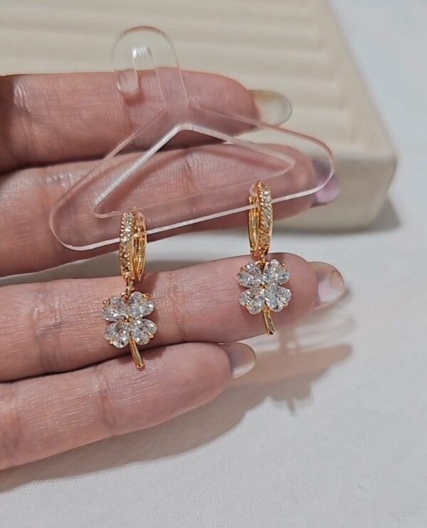 Argollitas trébol cristal acero dorado