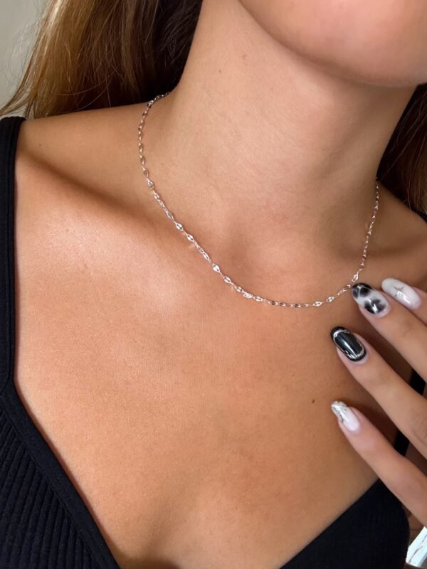 Collar fini corto acero blanco