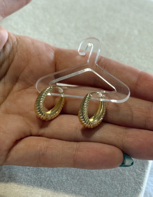 Argollas oval rayadas chunky acero dorado