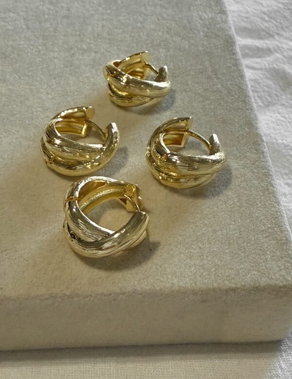 Argollas cruzadas chunky acero dorado