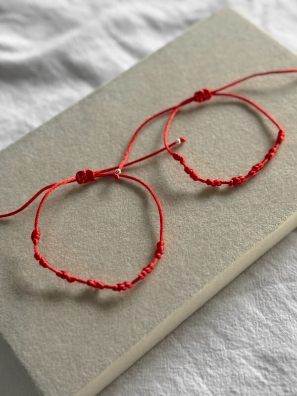 Pulsera roja siete nudos