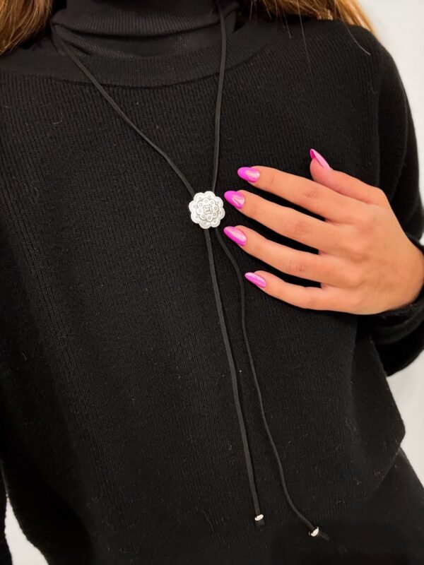 Chocker negro flor corbatero