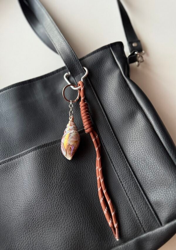 Charm marrón caracola