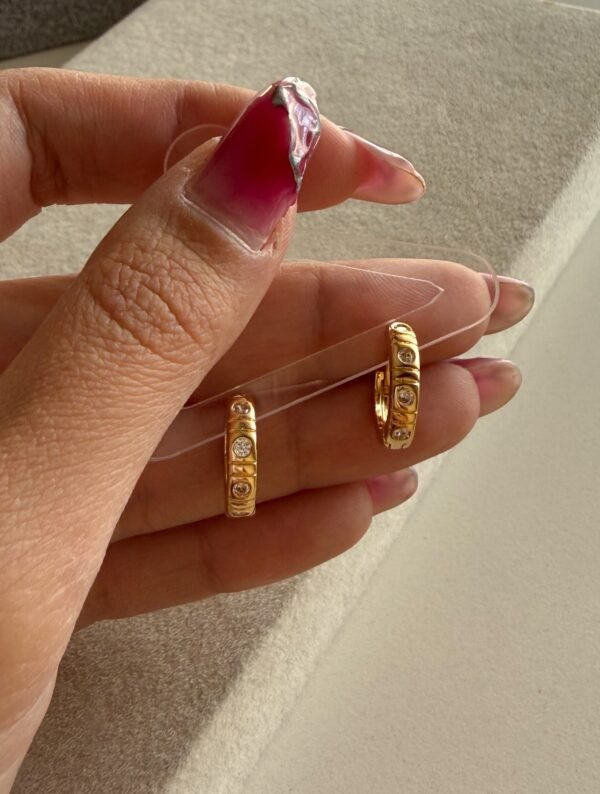 Argollitas tres brillitos cristal acero dorado