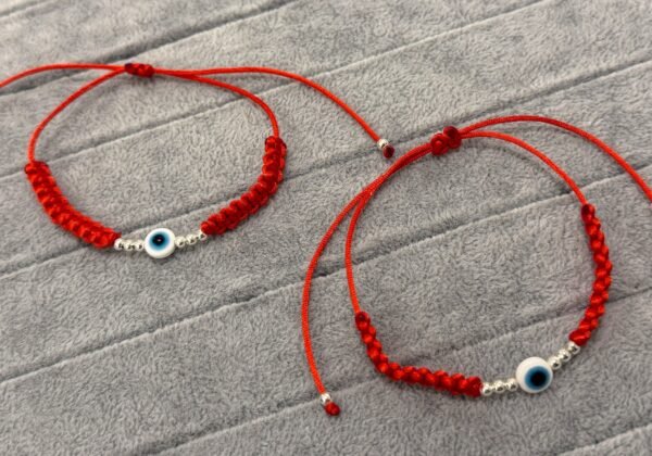 Pulsera hilo rojo ojito celeste