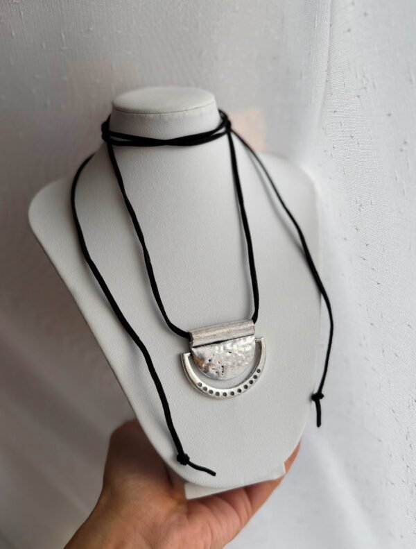 Chocker negro figura plateada