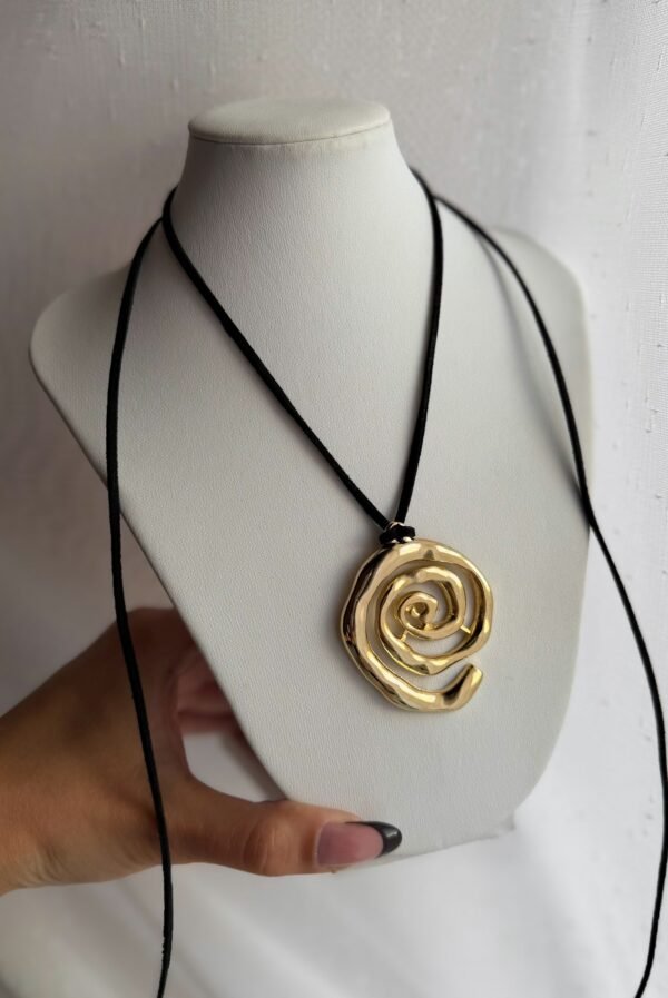 Chocker negro giro dorado