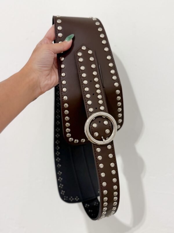 Faja marrón ancha tachas