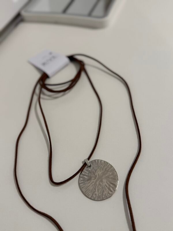 Chocker marrón medalla