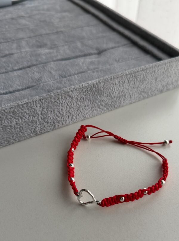 Pulsera hilo rojo cora textura