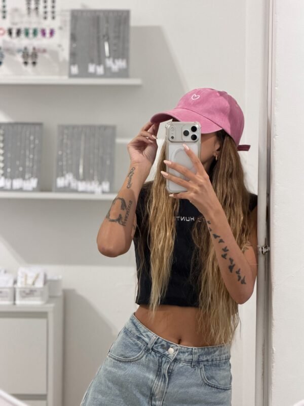 Gorra prelavada rosa bordada