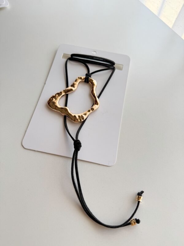 Chocker negro forma dorada