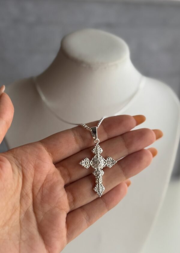 Collar cruz labrada