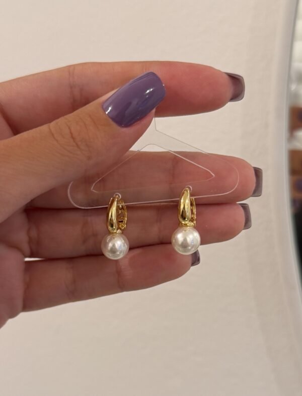 Argollitas mini perla blanca acero dorado