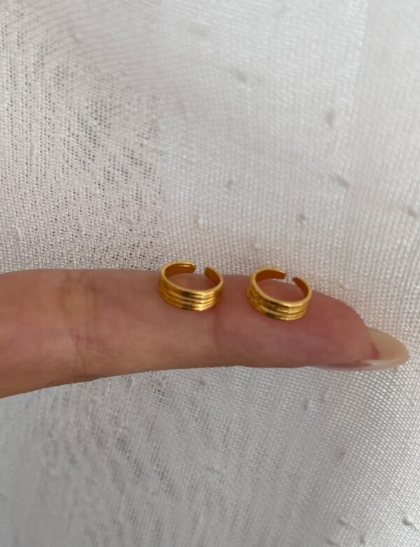 Cuff basic rayitas acero dorado