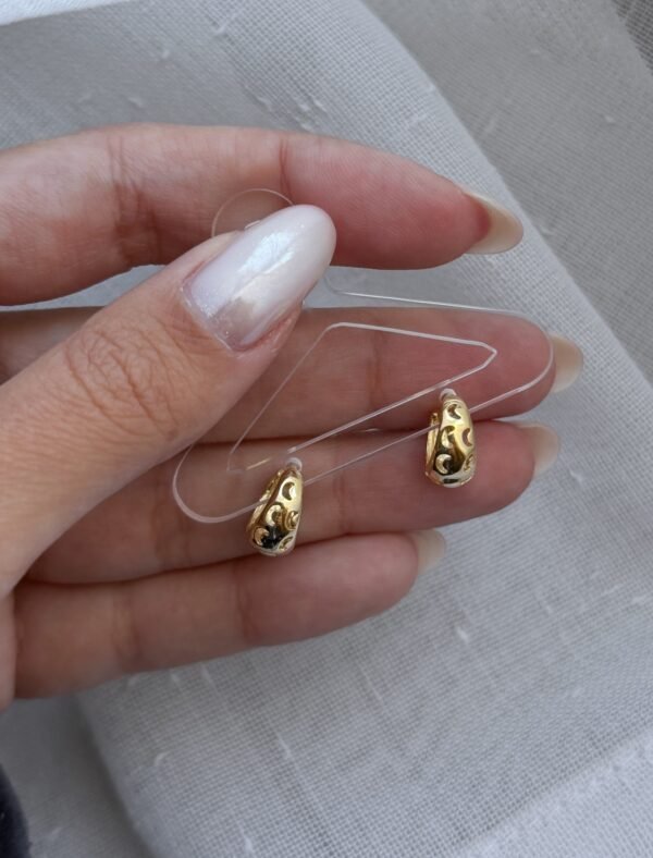 Argollitas lunas caladas enchapado en oro