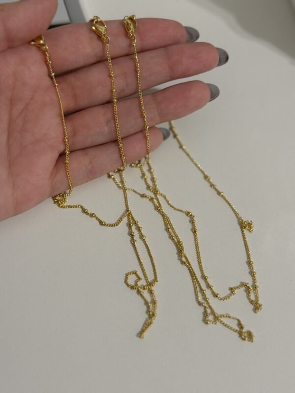Collar mini balls corto acero dorado