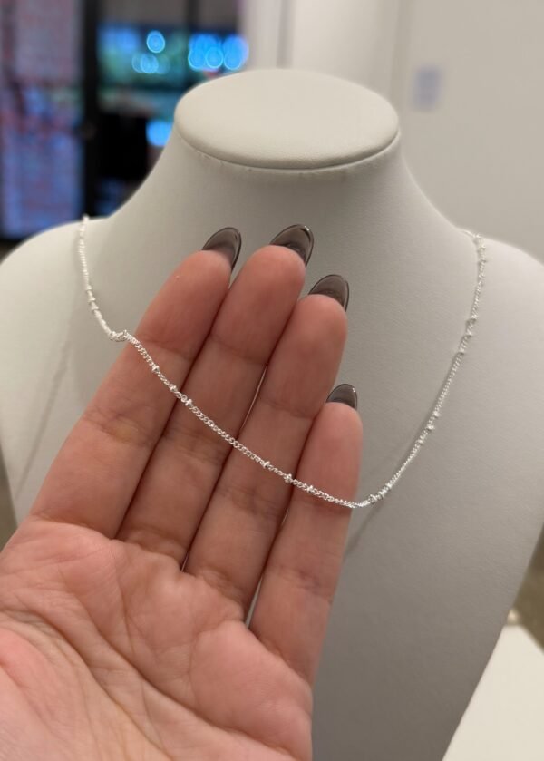 Collar mini balls corto acero blanco